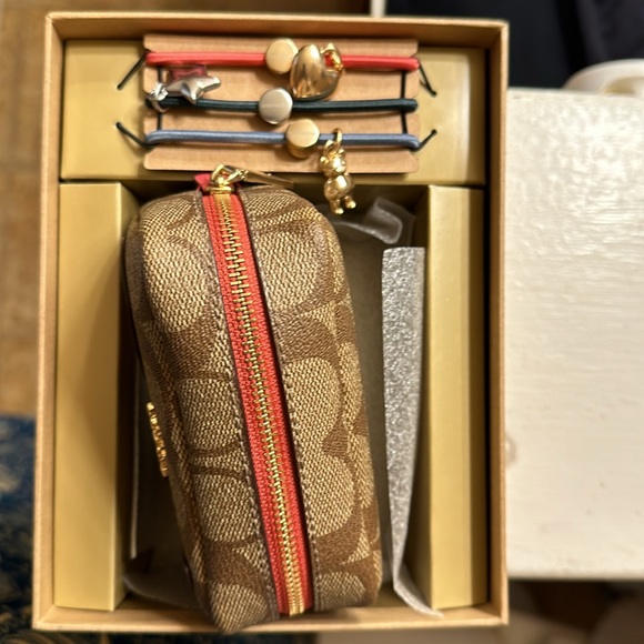 Brand new Coach mini bag. Can be used as a coin purse, or multi purpose carrier - Picture 2 of 7